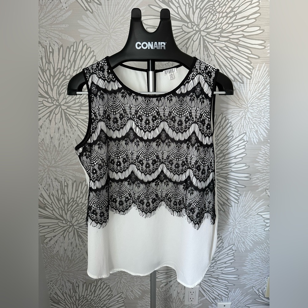 Women’s sleeveless top Has nice pattern at the front